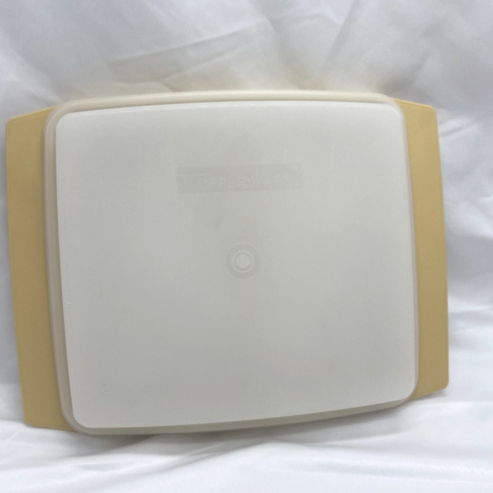 VINTAGE 70'S TUPPERWARE DEVILED EGG KEEPER CARRIER SERVER #723-3 HARVEST GOLD.